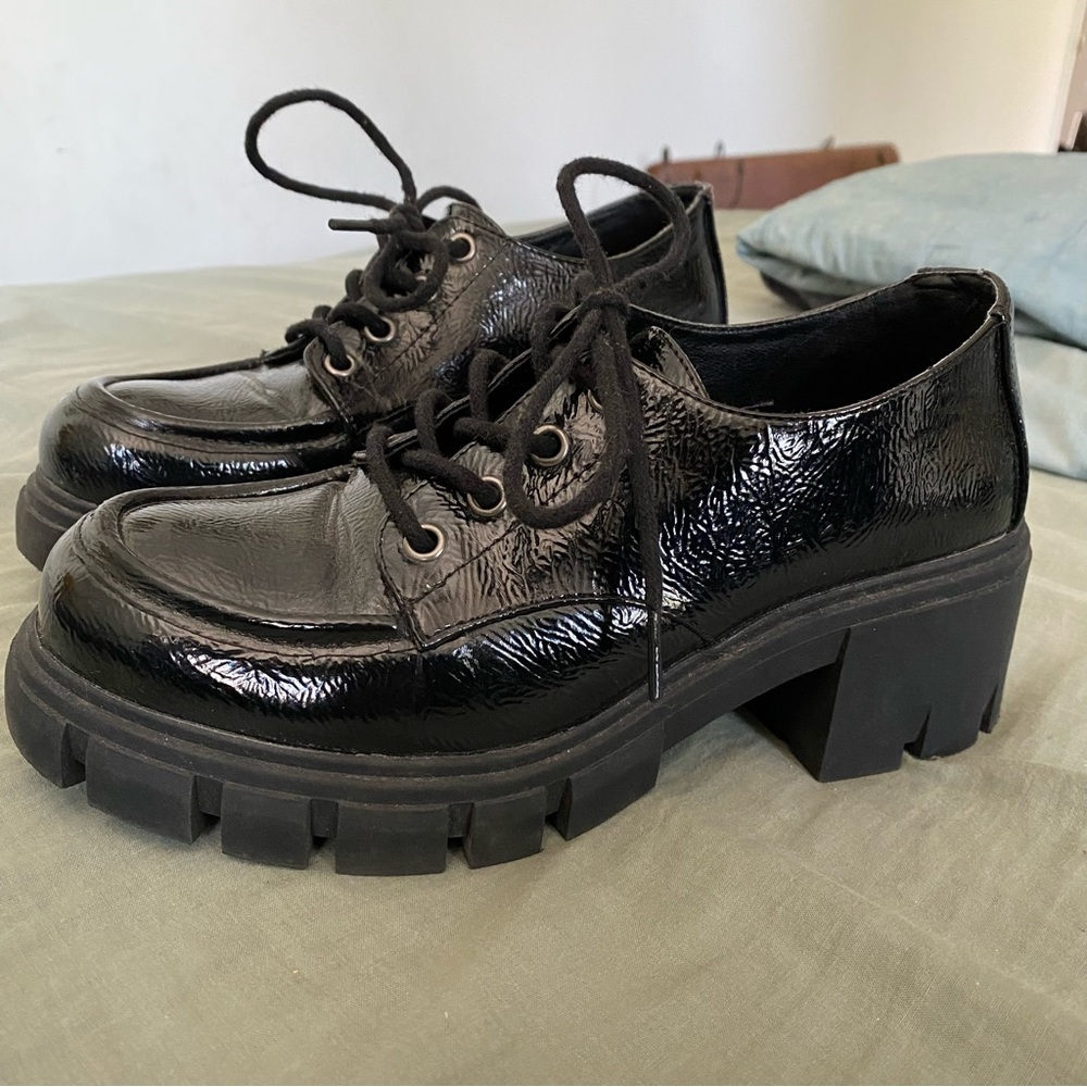 Healed lace-up loafers